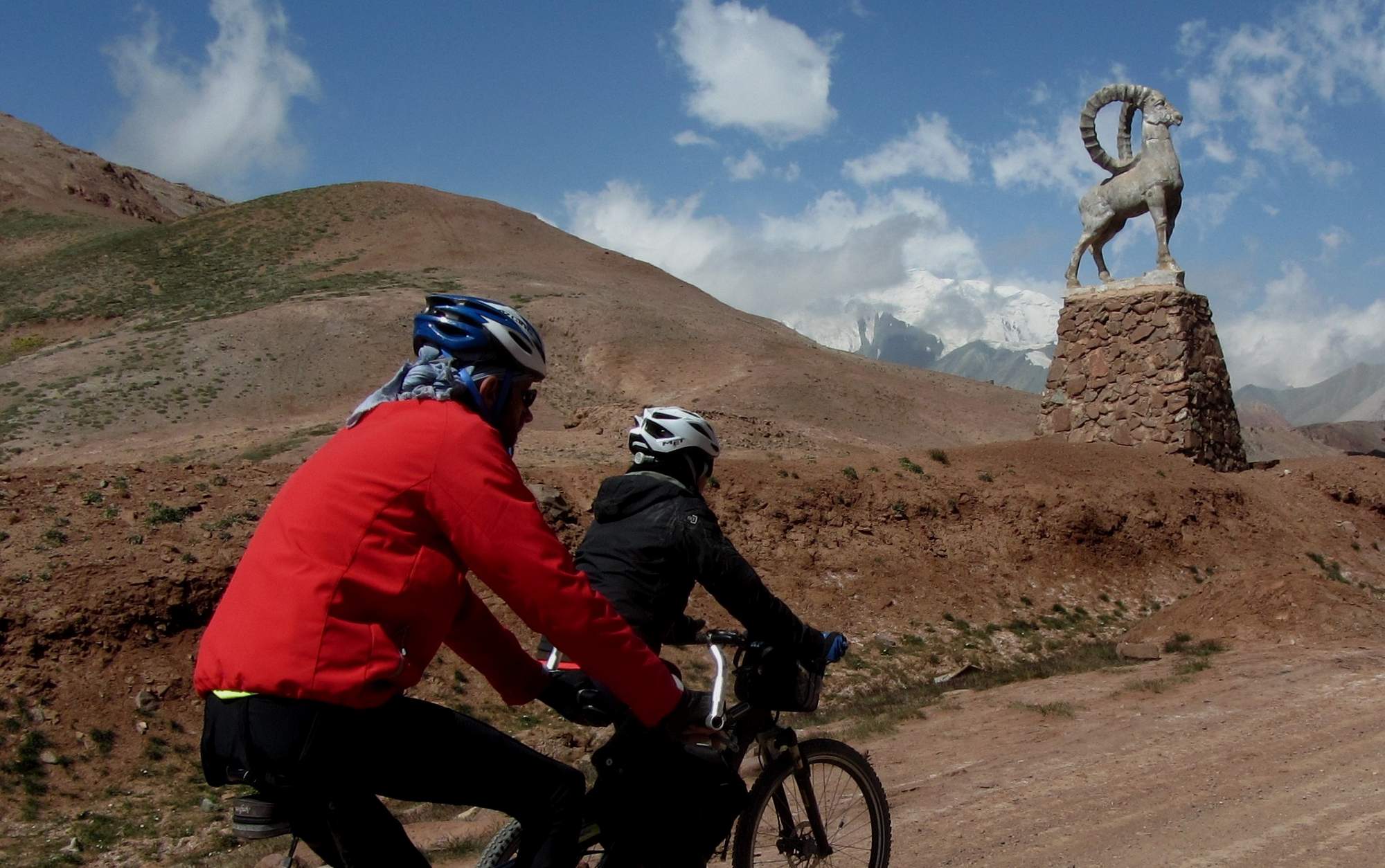  Kyzl-Art Pass, the border point between Tajikistan and Kyrgyzstan.
